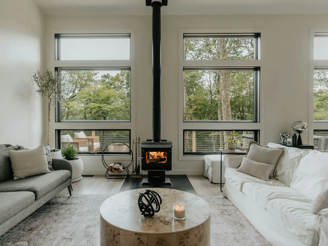 Lichte woonkamer met een nieuwe houtlook PVC vloer