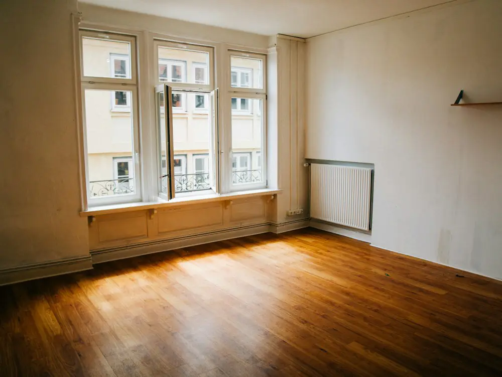 Lege kamer klaargemaakt voor het leggen van een PVC vloer