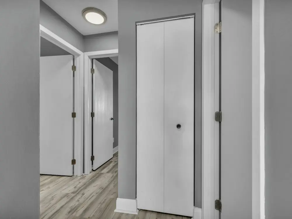 Strak verlijmde plak-PVC planken in een lichte hal